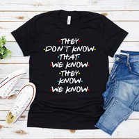 They Don't Know That We Know They Know We Know T-Shirt Lustige Freunde TV-Show T-Shirt Freunde Geschenk Shirt Unisex Grafik-T-Shirts Tops