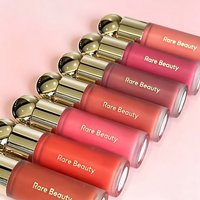 Rare Beauty Teinte pour les joues Velvet Fluffy Silky Silky Creamy-to-dust, fini velouté et léger, blush fluide Mild Touch, éclat organique