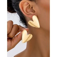 A Pair of Exaggerated Gold Heart-Shaped Stud Earrings, Sweet and Cool Style, Minimalist Sculptural Design, Versatile Earrings