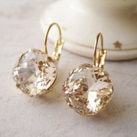 Elegant claw-shaped stud earrings with artificial zirconia, made of copper, for women. Ideal for formal events or daily wear.