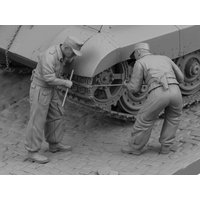 1/35 Scale Die Casting Resin Figure Model Kits Tank Maintenance Technician Modeling Miniature Unassembled and Unpainted 1002