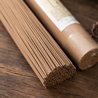 300/600Pcs Natural Sandalwood and Agarwood Incense Sticks, Long-Lasting Fragrance, Strong-Scented Incense with Natural Aroma, Suitable for Living Room, Bedroom, Study, Tea Room, Garden, Yoga,