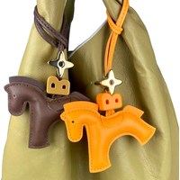 13-farbiger süßer Pony-Charm aus PU-Leder – bezaubernder Schlüsselanhänger mit goldenem vierblättrigem Kleeblatt und Schweinenasenperle für Tasche, Tr