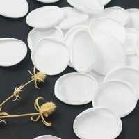 100pcs/bag Pure White Satin Burned Edge Artificial Rose Petals for Wedding Luxury Prop for Wedding Decoration Wedding Supplies