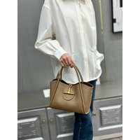 Sac à langer minimaliste unique pour femme, élégant, vintage, tendance, en cuir, avec un look avant-gardiste.