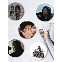 Retro Daryl Dixon Badges Round Brooch Badge Peripheral Lapel Pins Tinplate For Shoulder Bag Accessories Souvenir Gifts