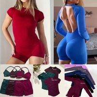 Ensemble de sport 3 pièces pour femme : haut sans coutures à manches courtes, short de sport et soutien-gorge de sport à bretelles.