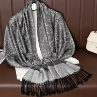 A vintage Paisley patterned ethnic style cashew jacquard Pashmina casual and fashionable soft and warm tassel scarf shawl