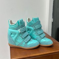 Damen High-Top-Sneaker mit verstecktem Keilabsatz, dreifachem Klettverschluss, Kunstleder-Wildleder-Kombination, knöchelhohe Freizeitschuhe für den täglichen Gebrauch.
