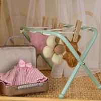 1:12 Miniature Simulated Iron Clothes Drying Rack with 4 Small Wooden Clips and 3 Cute Accessories, Suitable for Mini House Home Decor