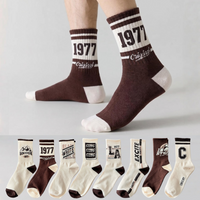 1/4/8 Pairs Men's Crew Socks Retro American Alphanumeric Print Basketball Sports Socks Graffiti Style Couple EU 37-44 US 6-12