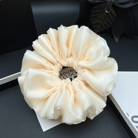 Korean-style fashionable and elegant pleated pearl flower bud hairband with a sense of luxury and lazy style hair accessory, bun