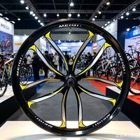 24/2627.5" MTB Wheelset: Thread-on Freewheel Hub, One-Piece Magnesium Alloy Rims, Bearing Disc Brake, Variable Speed.