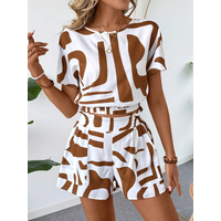 Women’s top with round neck, colored geometric print, paired with comfortable, versatile shorts – a two-piece set.