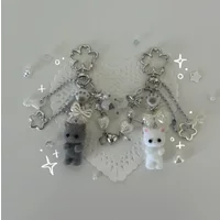 Y2K matching cat keychains! ⬛