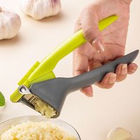 1PC Manual garlic press; kitchen tool for crushing garlic cloves (color random)
