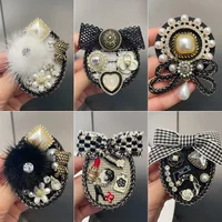 Retro Fabric Bow Tie British Style Collar Pins Crystal Pearl Brooches for Women Luxulry Jewelry Weding Party Badge Accessories