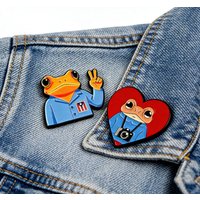 2pcs Frog Photographer Enamel Pin Heart-shaped Brooches for Lapel Pin Badge on Backpack Cloths Accessories Fashion Jewelry Gifts