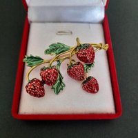 Baroque Luxury Beautiful Strawberry Fruit Design Brooch for Men and Women, Jewelry Accessories, Wedding Holiday Party Gift