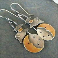 Vintage Lovely Two Tone Moon Cow Shaped Dangle Earrings for Women Fashion Creative Festival Anniversary Jewelry Accessories Gift