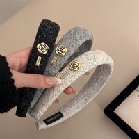 1PC Camellia Decor Padded Headbands For Women Vintage Textured Hairbands Elegant Luxury Hair Accessory For Daily Wear & Styling