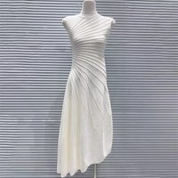 Frühling Neue frauen rundhals Asymmetrische Streifen Ärmelloses Strickkleid Hohe Qualität Mode Elegante Elastische Slim Fit Kleid