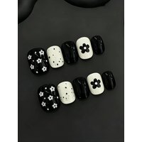 10-Piece Short Square Nails, Black and White Contrasting Polka Dots and Small Flowers, Trendy Wear-And-Go Nails, Versatile for Commuting, Suitable for School and Daily Use, Cool and Healing Style