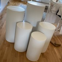 Biały żelazny zestaw podstawk z cylindrycznymi elementami do dekoracji deserów, ciast, na przyjęcia, wesela, dostępne opcje: 3 sztuki lub 5 sztuk.
