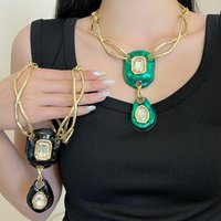 Retro-style crisscross line necklace with a touch of understated luxury and high-end crystal pendant clavicle chain