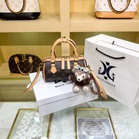 Chic Leather Messenger Bag By Famous Designer For Fashionable Ladies - Women's Crossbody Handbag Tote Elegant