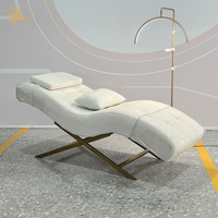 Ergonomische Gebogene Wimpernbettliege, Getufteter Kosmetikstuhl, Goldener X-Rahmen Massagetisch, Ästhetiker-Möbel für Medizinische Spa-Salons