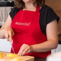 Personalisierte Kochschürze besticken lassen | Farbe Rot | Schürze mit Wunschtext selbst gestalten Personalisierte Kochschürze besticken lassen | Farbe Rot | Schürze mit Wunschtext selbst gestalten