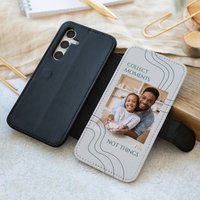 Personalisiertes Samsung Galaxy S24+ Plus Handy Etui selbst gestalten | Farbe Schwarz | Kunstleder mit robustem Kunststoff-Inlay u. Einstecktaschen Personalisiertes Samsung Galaxy S24+ Plus Handy Etui selbst gestalten | Farbe Schwarz | Kunstleder mit robustem Kunststoff-Inlay u. Einstecktaschen