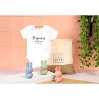 Geschenkset zur Geburt (Baby-Body & Miffy Spardose Grün. One-size 6 Monate) Geschenkset zur Geburt (Baby-Body & Miffy Spardose Grün. One-size 6 Monate)