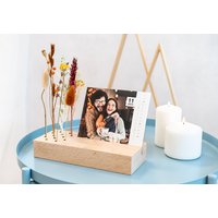 Kalender im Holzaufsteller mit Trockenblumen und Fotos personalisiert (Quadratisch) Kalender im Holzaufsteller mit Trockenblumen und Fotos personalisiert (Quadratisch)