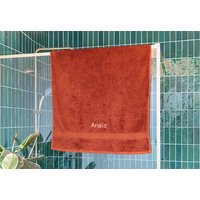 Badetuch bestickt mit Namen (Dunkelblau. 70x140 cm) Badetuch bestickt mit Namen (Dunkelblau. 70x140 cm)