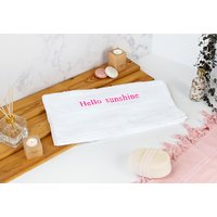 Handtuch bestickt mit Namen (Dunkelblau. 50x100 cm) Handtuch bestickt mit Namen (Dunkelblau. 50x100 cm)