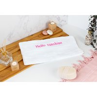 Handtuch bestickt mit Namen (Weiss. 50x100 cm) Handtuch bestickt mit Namen (Weiss. 50x100 cm)