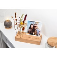 Fotos im Holzaufsteller mit Gravur & Trockenblumen (Quadratisch) Fotos im Holzaufsteller mit Gravur & Trockenblumen (Quadratisch)