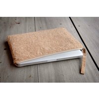 BY COPALA Gefütterte 13–14 Zoll Kork Laptoptasche – Nachhaltige vegane Hülle, wasserabweisende handgefertigte Tasche mit Zipper für MacBook Air / Pro & Notebooks - Natur