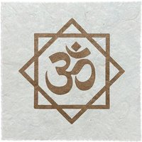 Veskor Cassiopeia OM (AUM) Symbol Linoldruck | 16 × 16 cm | Gold auf Naturweiß