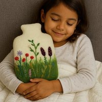 GLOBO Fair Trade Wärmflaschen-Hülle, Bezug aus 100% Wollfilz mit Wiese Motiv – Handgefertigt aus Nepal, Fair Trade, für 2-Liter-Wärmflaschen, Kinderfreundlicher Bezug für kalte Tage, Geschenkidee