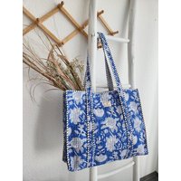 Haus of Namaste Klassische Tragetasche aus 100 % Bio-Baumwolle mit blauem Blockdruck | Weiße Tasche aus Bio-Baumwolle mit Blumenmuster | Gesteppte Alltagstasche | Robuster Schulter-Shopper | Nachhaltig und fair