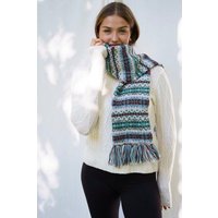 Haus of Namaste Handgefertigter Fair-Isle-Schal aus 100 % Lammwolle: Winterschal mit haferflockenfarbener Grundfarbe und blaugrünem und kastanienbraunem Muster | Hergestellt in Nepal | Nachhaltig, fair und ethisch.
