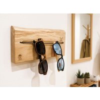 Portia by Callidus Designs Brillenhalter aus massiver Eiche mit Naturkante – Wandhalterung mit Gummiband für Brillen & Sonnenbrillen