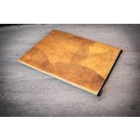 BY COPALA Gefütterte nachhaltige Laptop Hülle 13–14 Zoll aus Blattleder – Handgenähte vegane Laptoptasche mit Zipper, wasserabweisendes Laptop Case, Unikat für MacBook Air & Pro in gelb