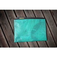 BY COPALA Nachhaltige 15–16 Zoll Laptoptasche aus Teak-Blattleder | Gefütterte vegane Laptop Hülle / Laptop Sleeve, handgemacht & wasserabweisend – Unikat Schutzhülle für MacBook Pro/Air, Lenovo & HP in türkis