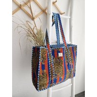 Haus of Namaste Wendbare Tasche aus Baumwollsamt | Gesteppter Designer-Look | Tibetisches Tigermotiv in Blau und Rot | Vegane Farben, fair und ethisch produziert