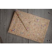 BY COPALA Gefütterte 13–14 Zoll Laptoptasche aus Kork | Nachhaltige vegane Laptop Hülle mit Magnetverschluss, wasserabweisend für MacBook Air & Pro, Farbakzenten
