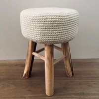 Luna-Leena Kinderhocker mit handgehäkeltem Wollüberzug in beige